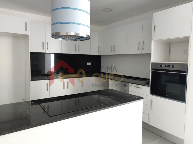 Moradia T4 para Venda em Assunção, Ajuda, Salvador e Santo Ildefonso Foto 9