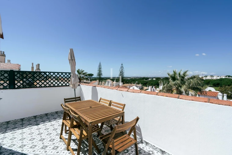 Apartamento T2 para Arrendamento férias em Quarteira Foto 16