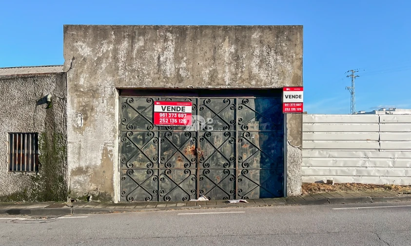 Armazém para Venda em Selho (São Jorge)