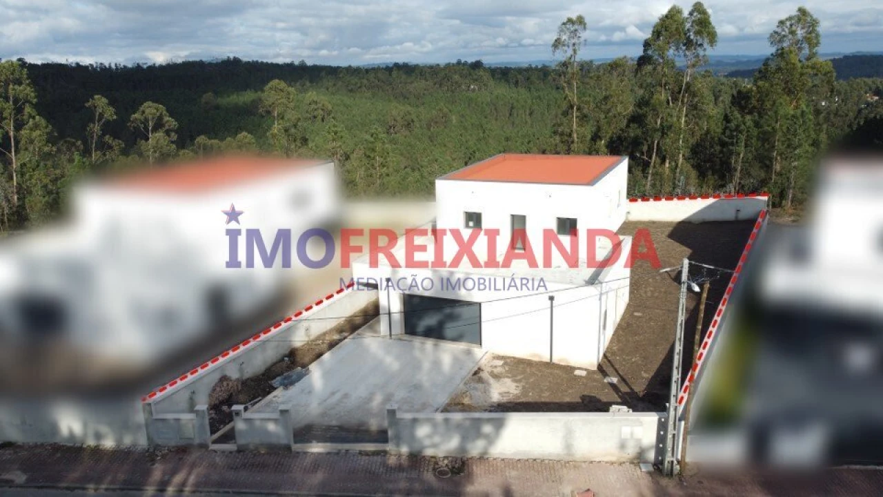 Moradia T4 para Venda em Caxarias Foto 1