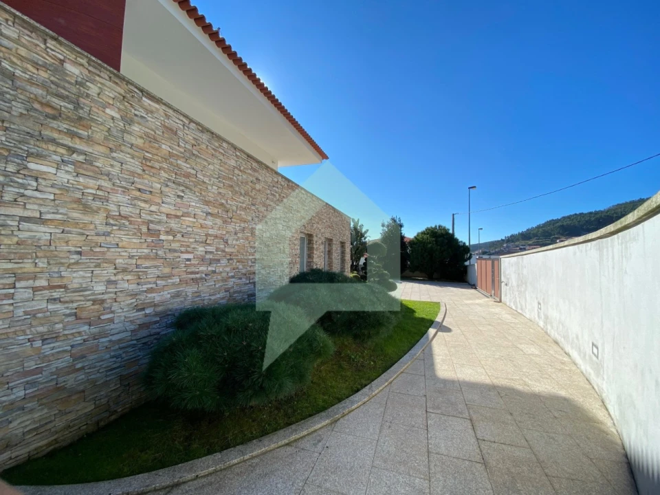 Moradia T4 para Venda em Carapeços Foto 38