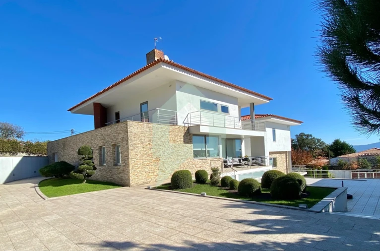 Moradia T4 para Venda em Carapeços