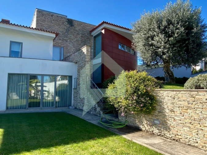 Moradia T4 para Venda em Carapeços Foto 37