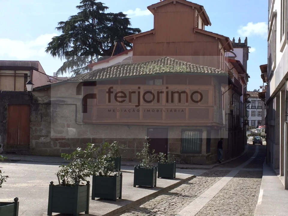 Prédio para Venda em Oliveira, São Paio e São Sebastião Foto 1