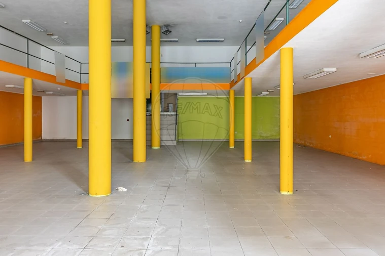 Prédio para Venda em Santa Marinha e São Pedro da Afurada Foto 3