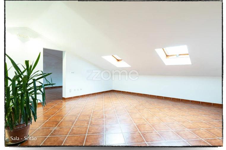 Moradia T4 para Arrendamento em São Domingos de Rana Foto 33