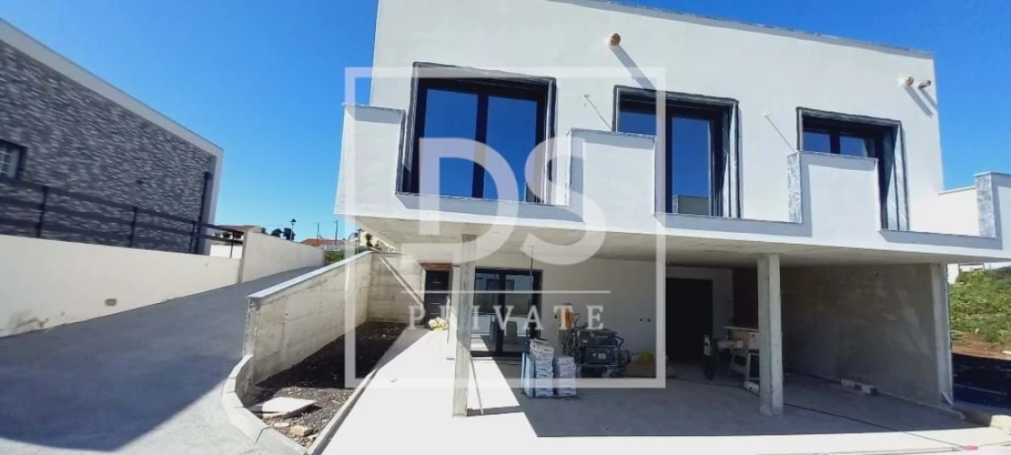 Moradia T4 para Venda em Igreja Nova e Cheleiros Foto 11