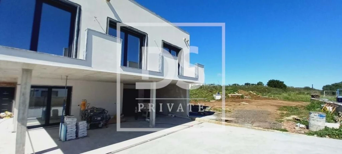 Moradia T4 para Venda em Igreja Nova e Cheleiros Foto 12