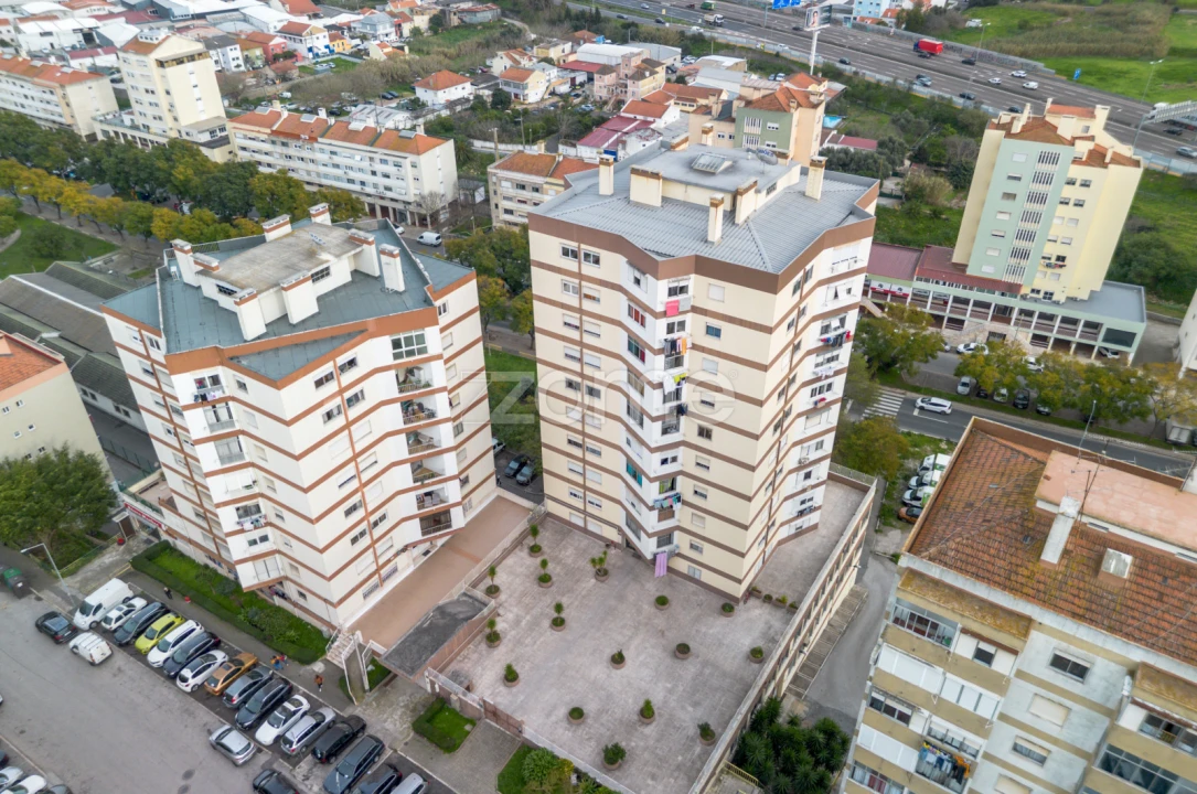 Apartamento T3 para Venda em Póvoa de Santo Adrião e Olival Basto Foto 1