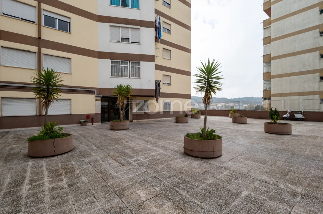 Apartamento T3 para Venda em Póvoa de Santo Adrião e Olival Basto Foto 2