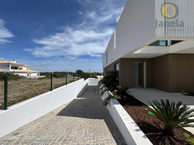 Moradia T4 para Venda em Quarteira Foto 4