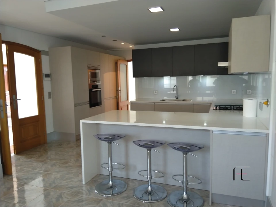 Moradia T5 para Venda em Cidade da Maia Foto 3