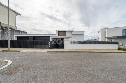 Moradia T4 para Venda em Rio Tinto