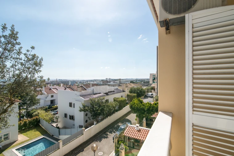 Moradia T4 para Venda em Alfragide Foto 6