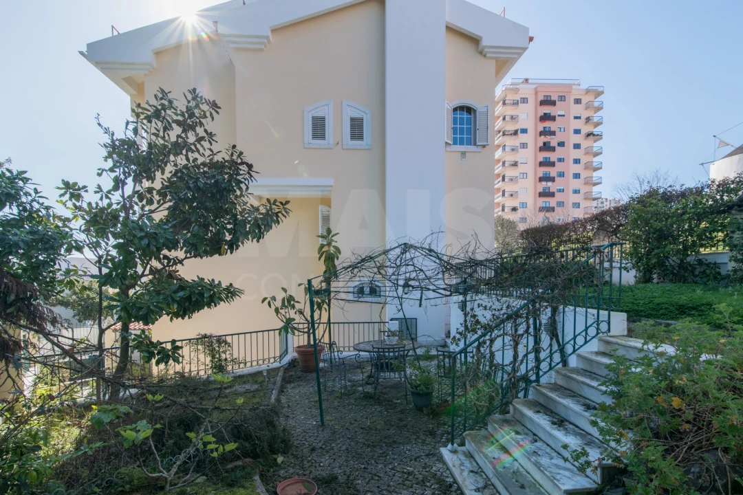 Moradia T4 para Venda em Alfragide Foto 8