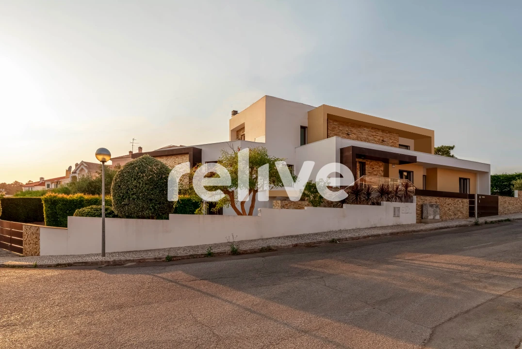 Moradia T8 para Venda em Charneca de Caparica e Sobreda Foto 1