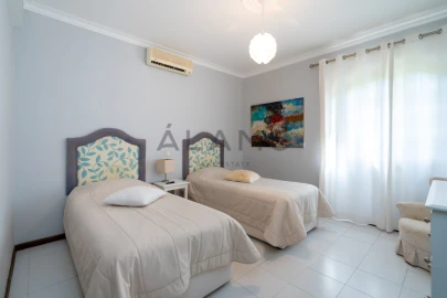 Moradia T9 para Venda em Loule (São Clemente)
