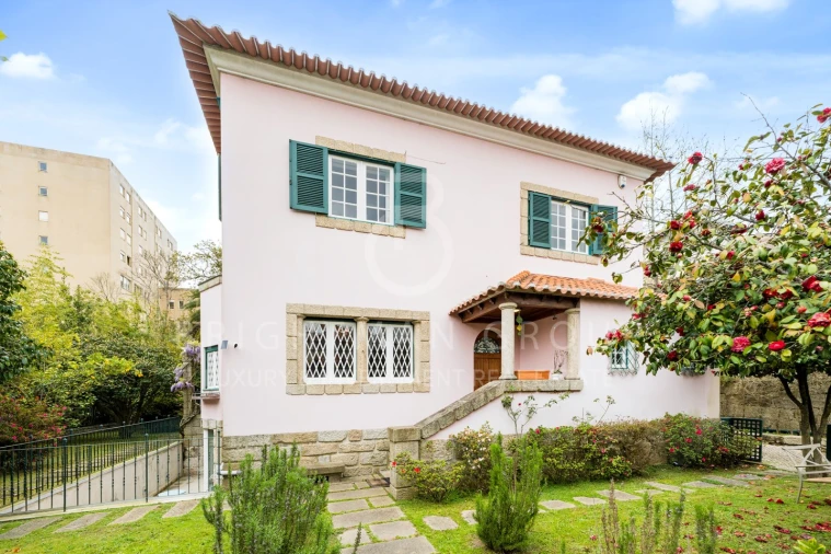 Moradia T6 para Venda em Lordelo do Ouro e Massarelos