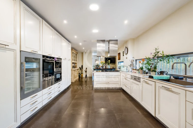 Moradia T6 para Venda em Lordelo do Ouro e Massarelos Foto 9