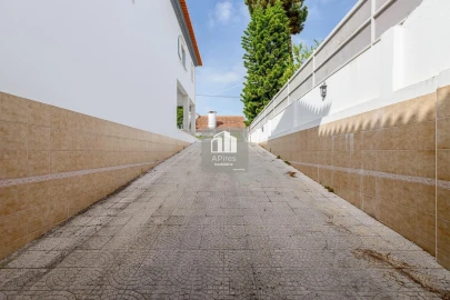 Moradia T5 para Venda em Corroios