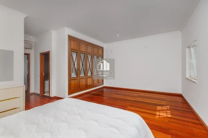 Moradia T5 para Venda em Corroios
