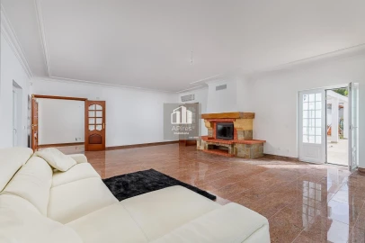 Moradia T5 para Venda em Corroios