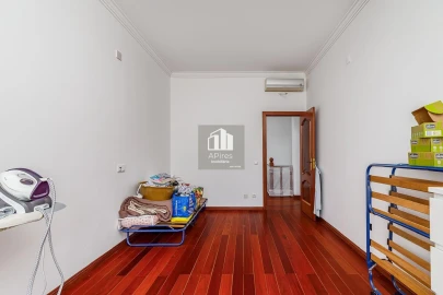 Moradia T5 para Venda em Corroios