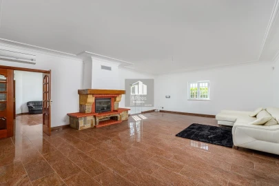 Moradia T5 para Venda em Corroios