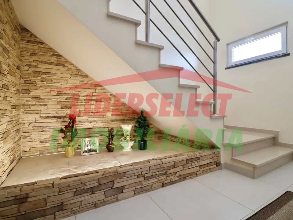 Moradia T4 para Venda em Silveira Foto 2