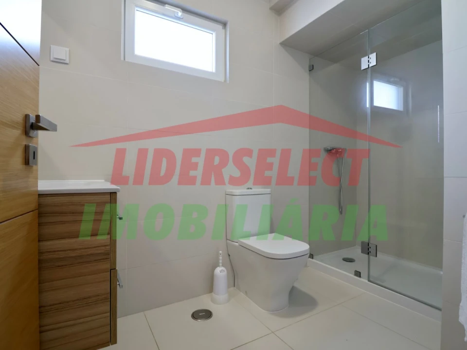 Moradia T4 para Venda em Silveira Foto 5