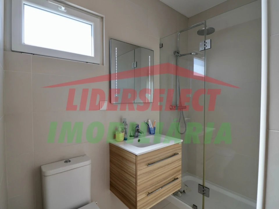 Moradia T4 para Venda em Silveira Foto 8