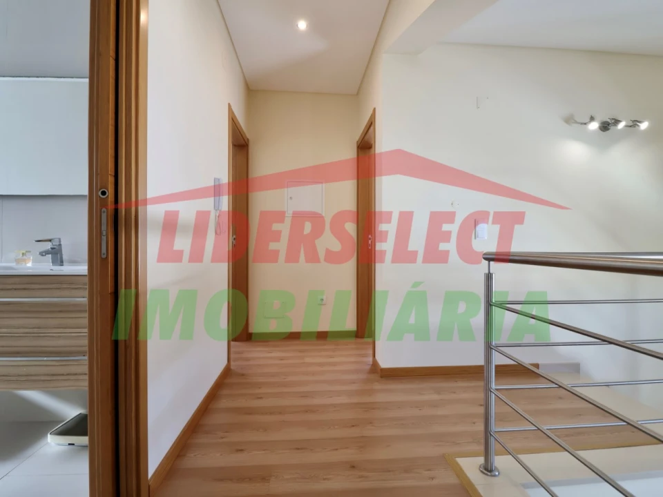 Moradia T4 para Venda em Silveira Foto 9