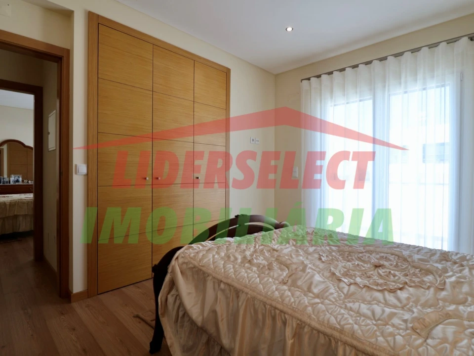 Moradia T4 para Venda em Silveira Foto 10