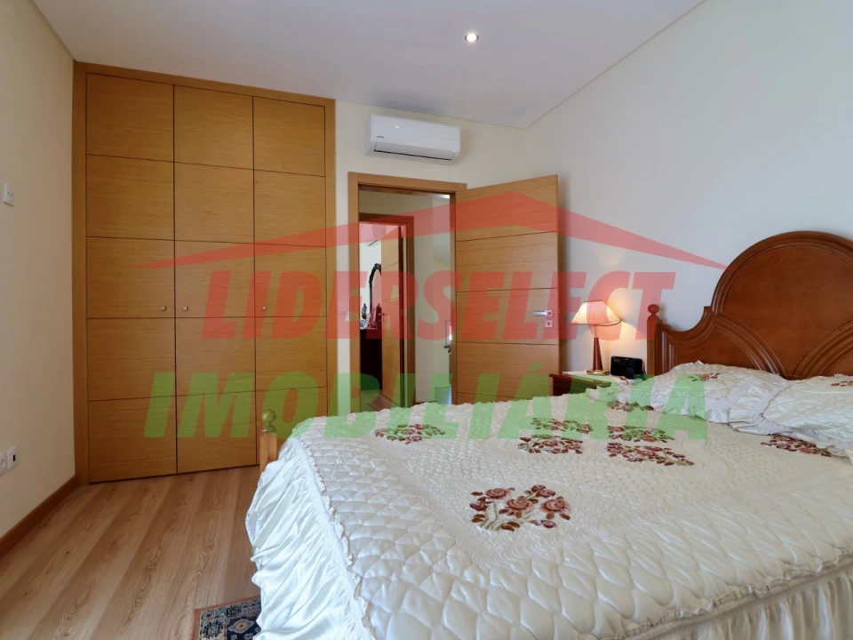 Moradia T4 para Venda em Silveira Foto 11