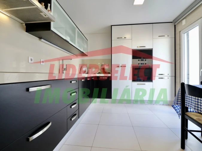 Moradia T4 para Venda em Silveira Foto 3