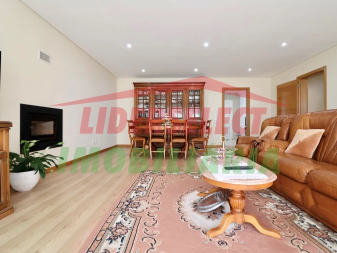 Moradia T4 para Venda em Silveira Foto 4