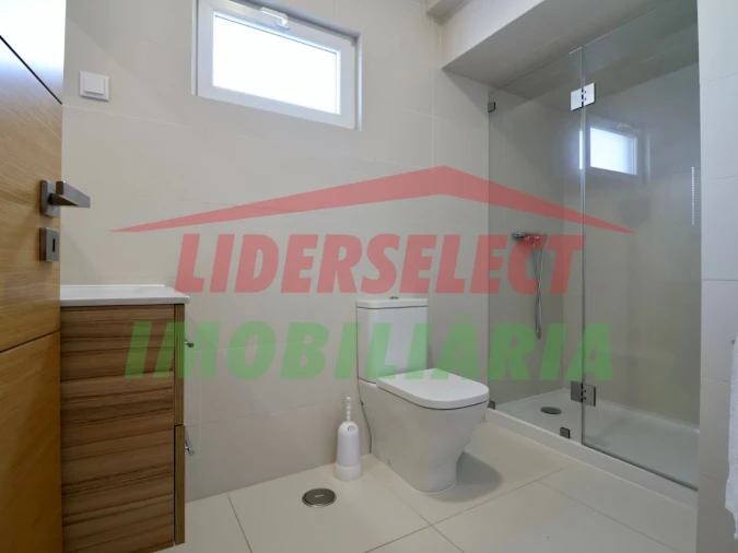 Moradia T4 para Venda em Silveira Foto 5