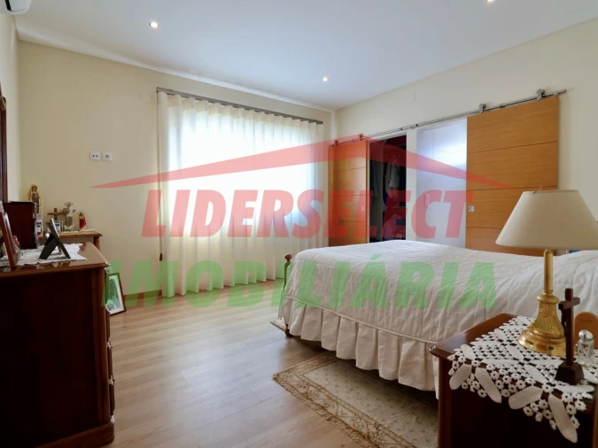 Moradia T4 para Venda em Silveira Foto 7