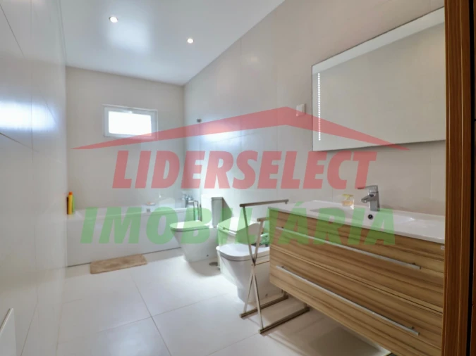 Moradia T4 para Venda em Silveira Foto 12