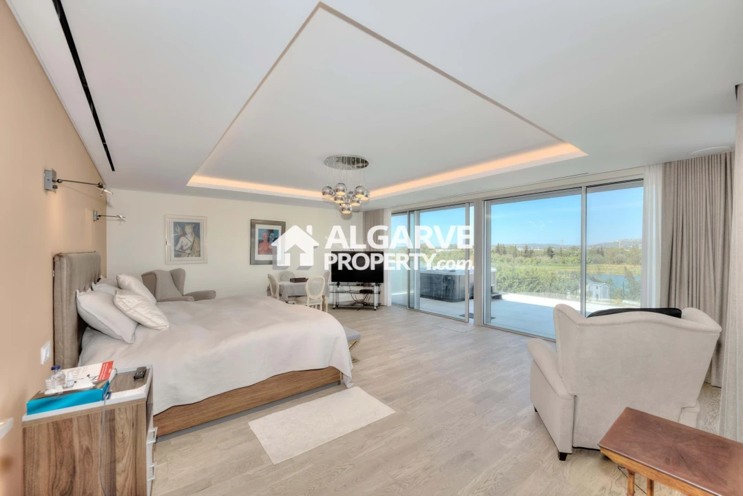 Moradia T5 para Venda em Quarteira Foto 4