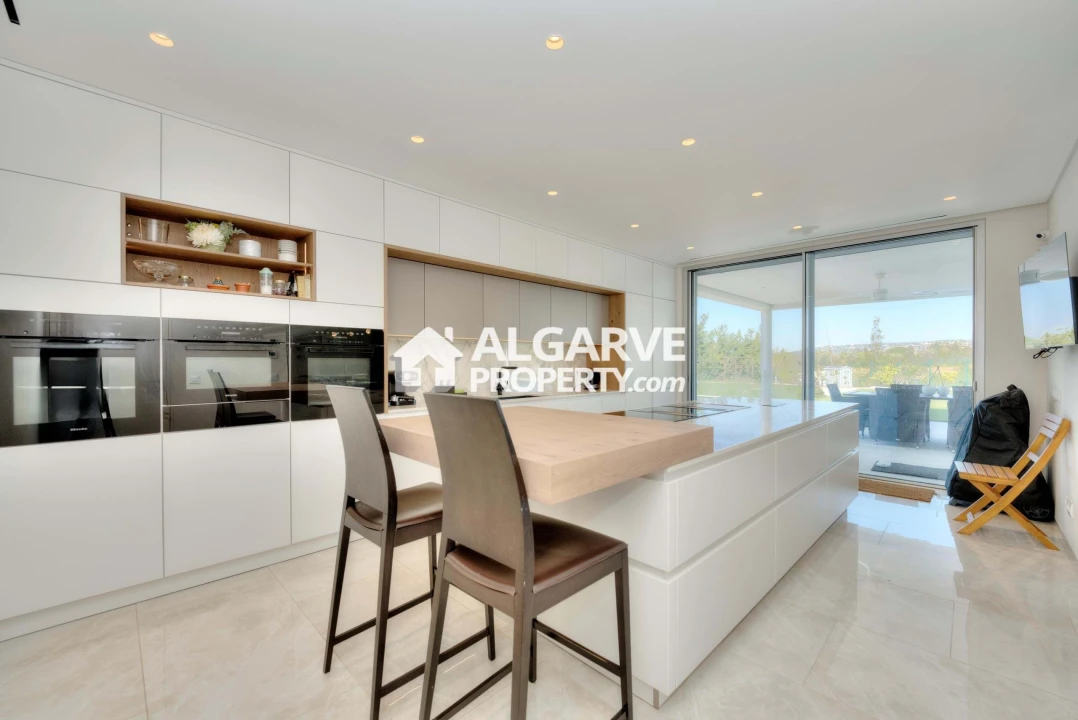 Moradia T5 para Venda em Quarteira Foto 3