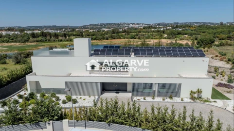 Moradia T5 para Venda em Quarteira