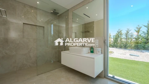 Moradia T5 para Venda em Quarteira