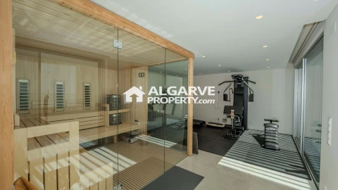 Moradia T5 para Venda em Quarteira