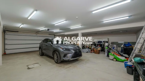 Moradia T5 para Venda em Quarteira