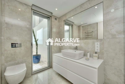 Moradia T5 para Venda em Quarteira