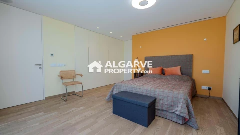 Moradia T5 para Venda em Quarteira