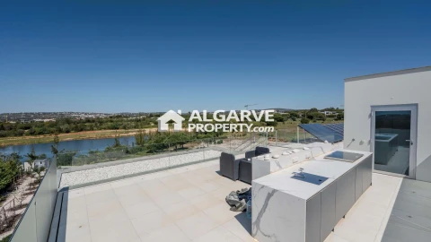 Moradia T5 para Venda em Quarteira