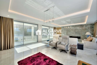 Moradia T5 para Venda em Quarteira