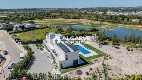 Moradia T5 para Venda em Quarteira